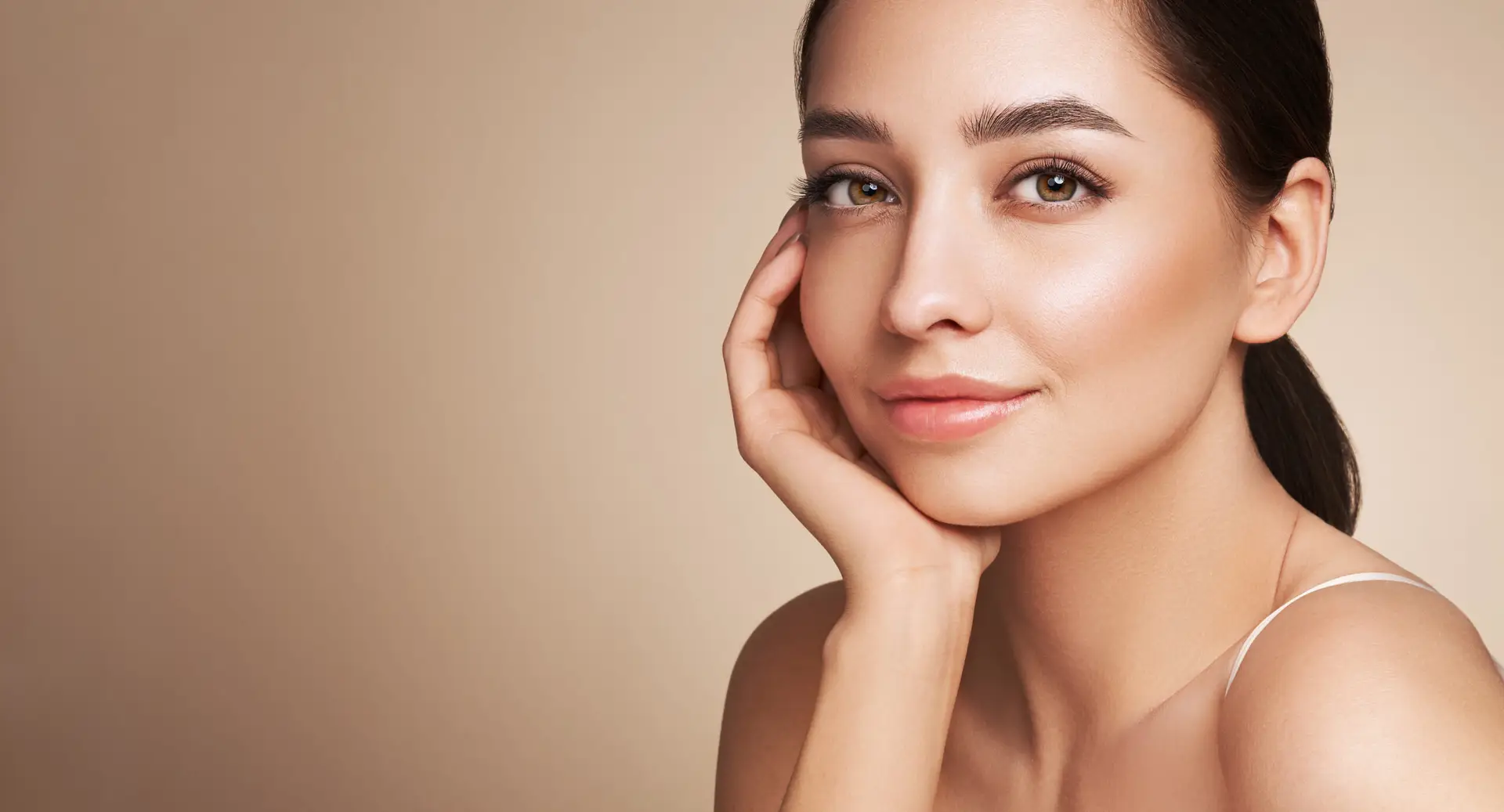 Biostimulation, Sculptra, Radiesse, HarmonyCA Hamburg - Eye Refine